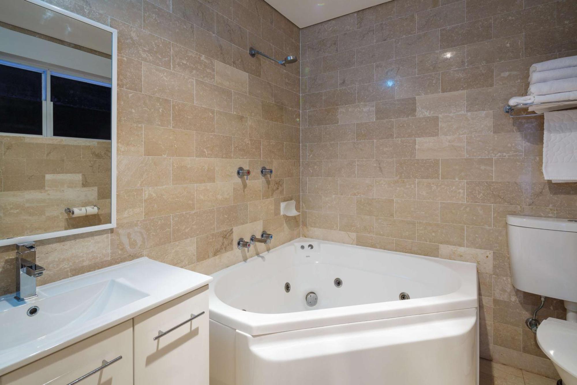 Mirage Hotel Newport Ngoại thất bức ảnh